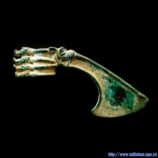 LuristanBronzeAxeheadLO932.jpg