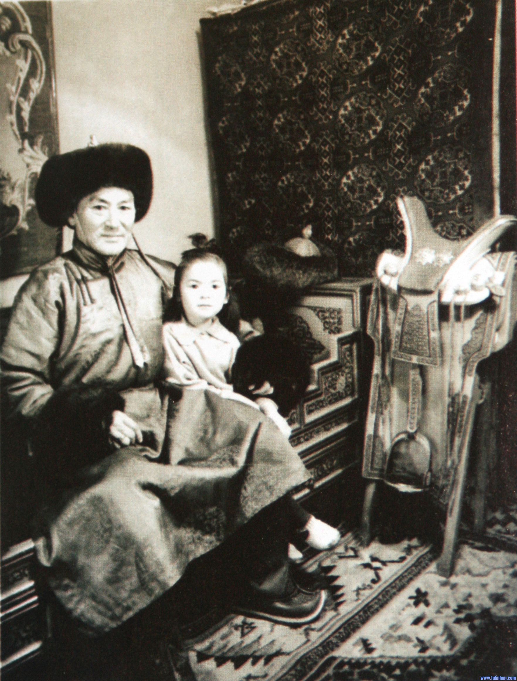 Yadamsuren-U-zee-ohin-Bulganiin-hamt-gertee-1972-on.jpg